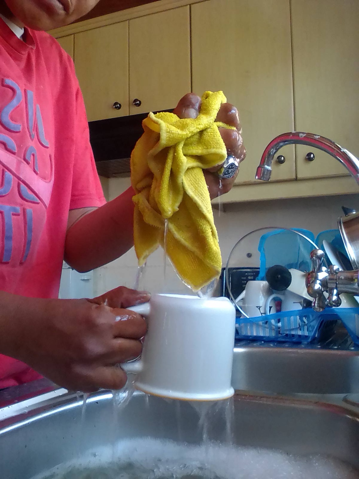 Rinsing a cup crystal-clear